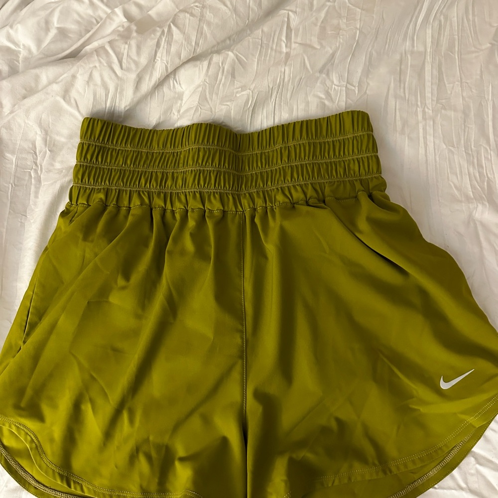 Nike Dri-Fit Ultra High Waisted 3" lined shorts M